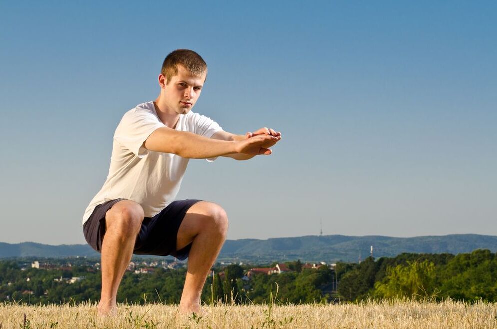 Le renforcement de la force masculine est facilité par des exercices physiques particuliers, comme les squats. 