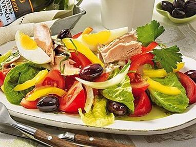 Une salade équilibrée dans l'alimentation d'un homme en bonne santé